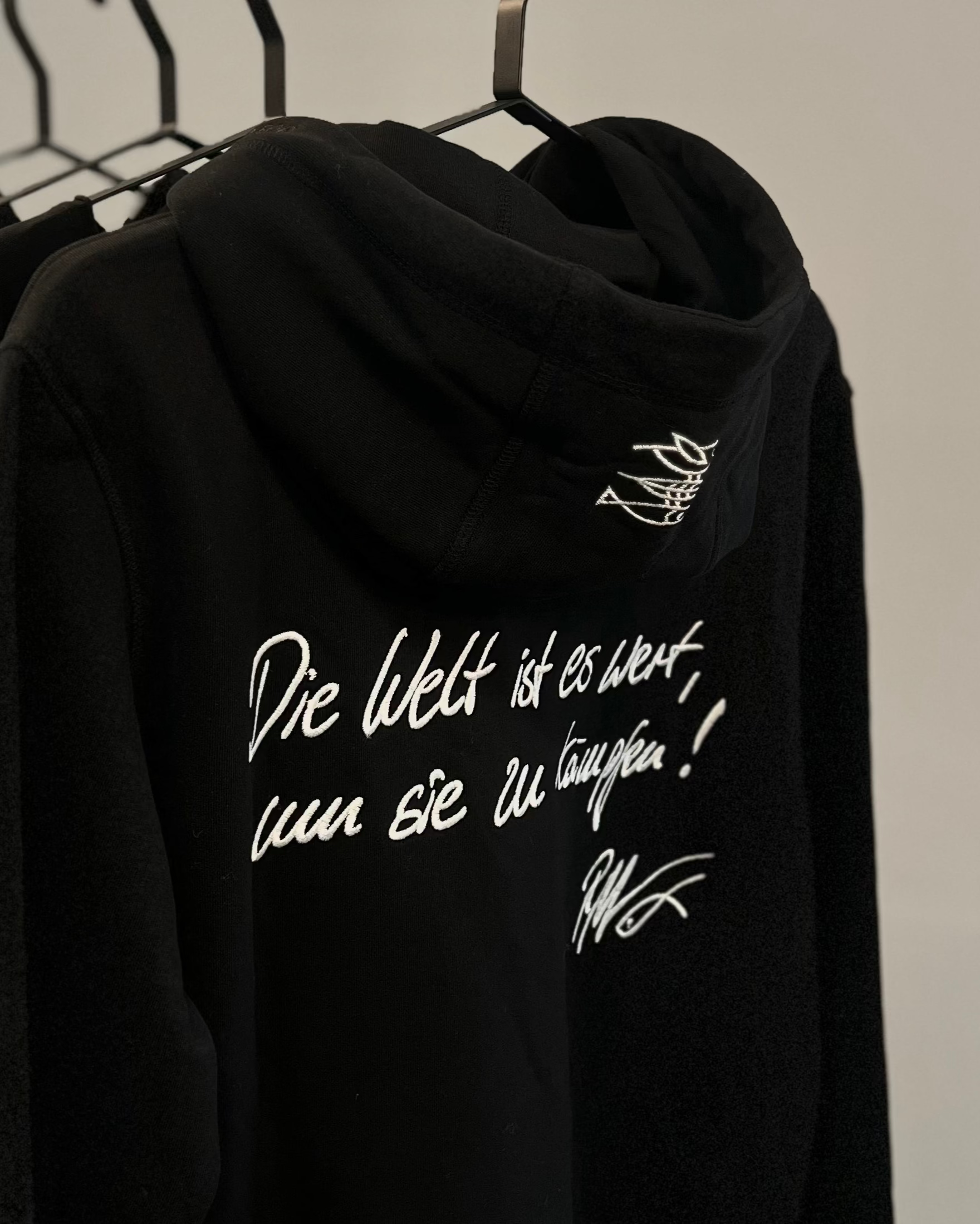 Hoodie Women "Die Welt ist es wert, um sie zu kämpfen!" black