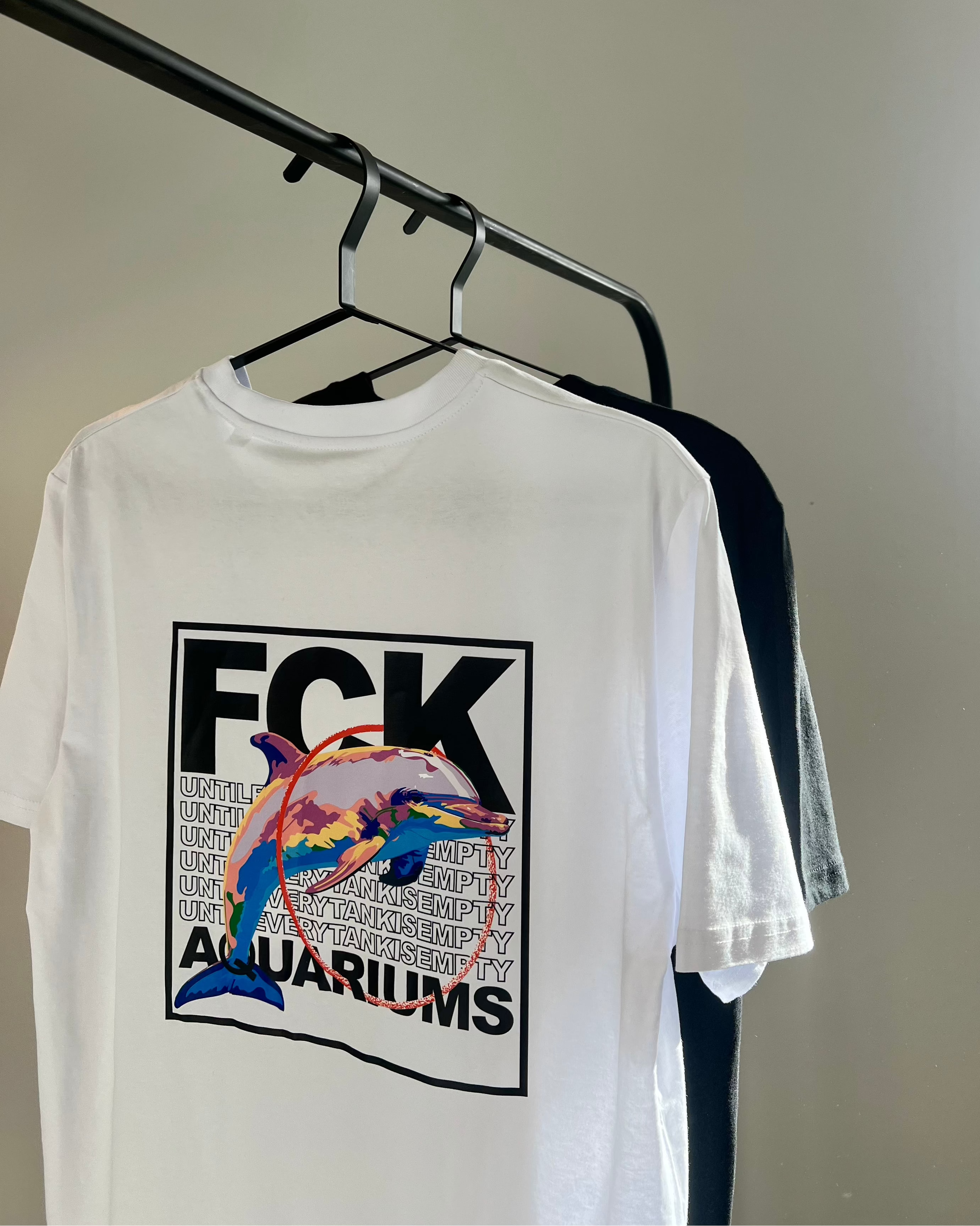 T-Shirt "FCK AQUARIUMs" Delphin