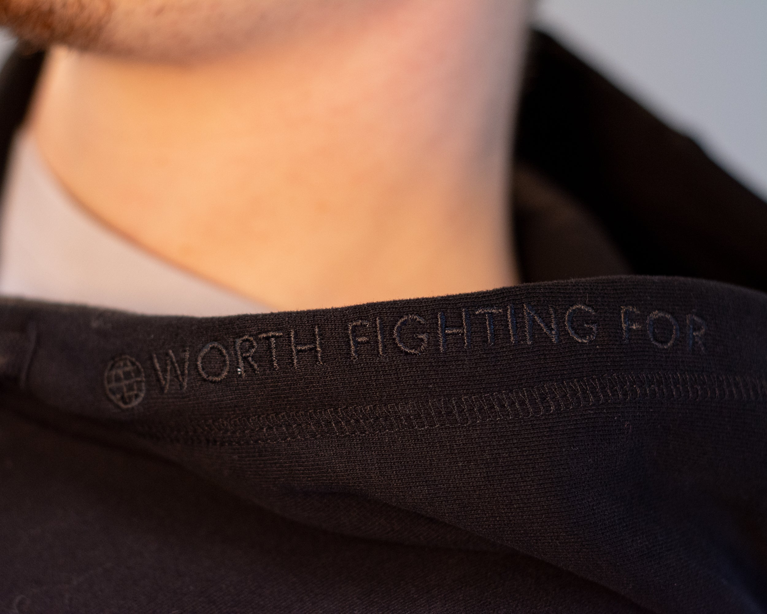 Hoodie Men "Die Welt ist es wert, um sie zu kämpfen!" black