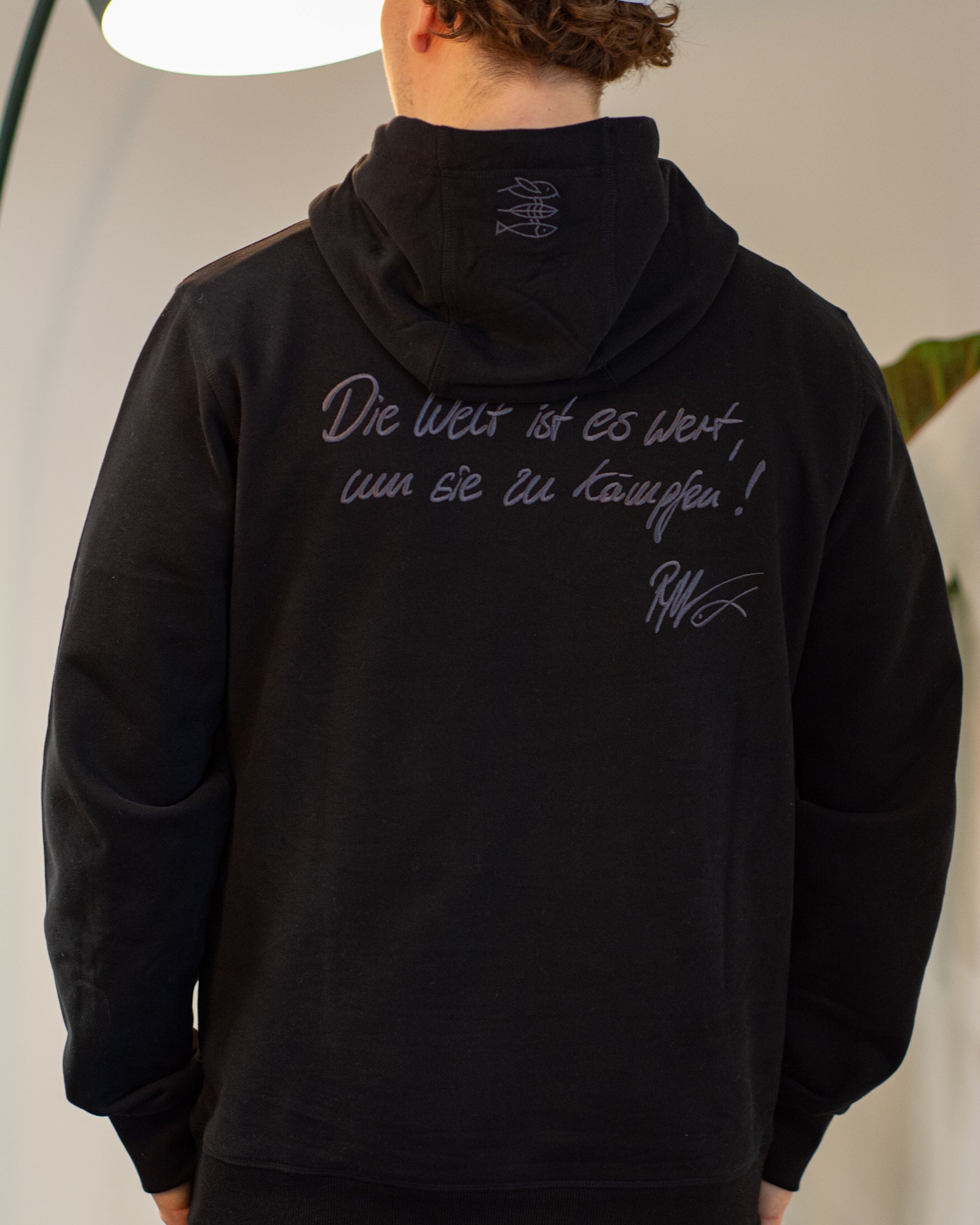 Hoodie Men "Die Welt ist es wert, um sie zu kämpfen!" black