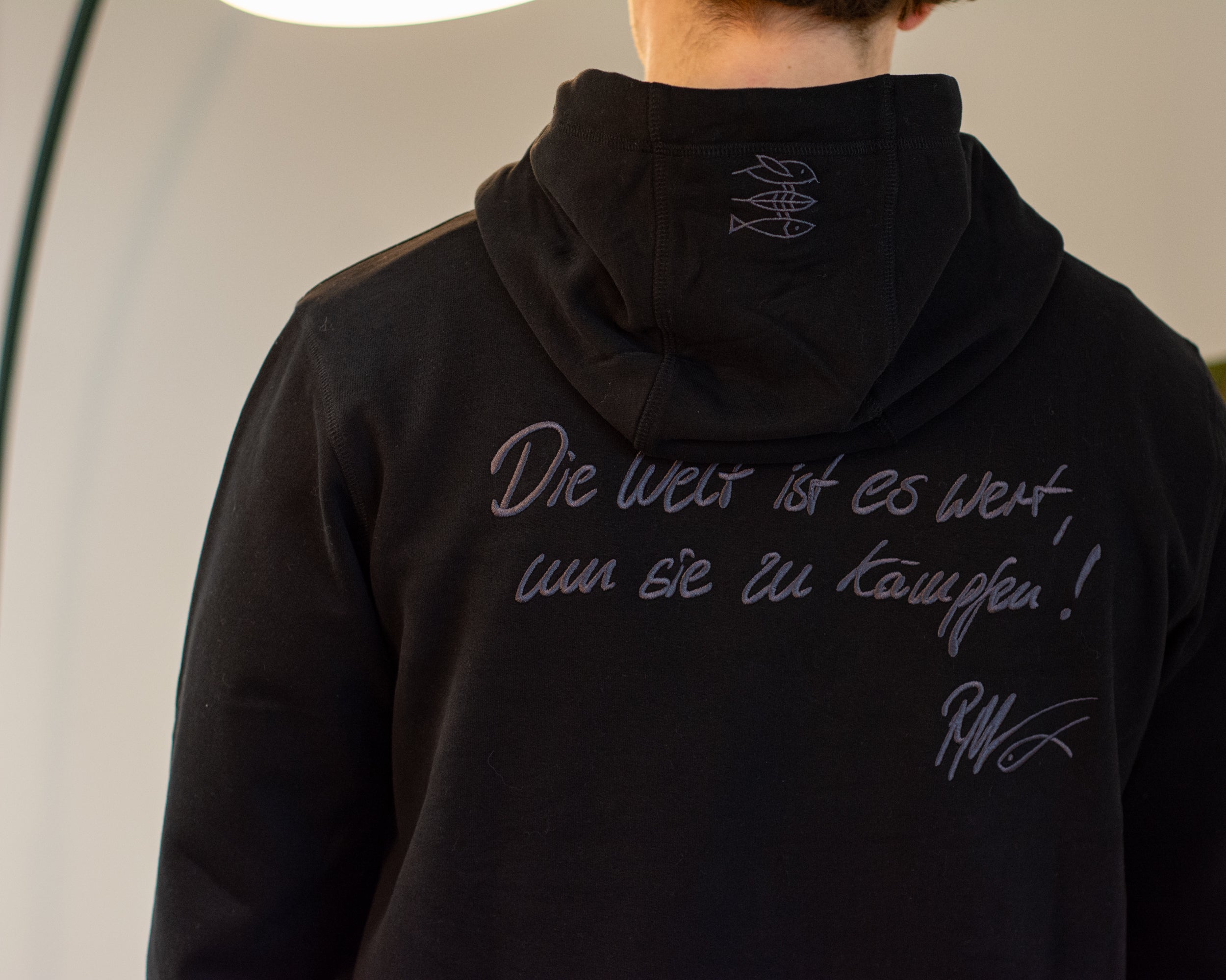 Hoodie Men "Die Welt ist es wert, um sie zu kämpfen!" black