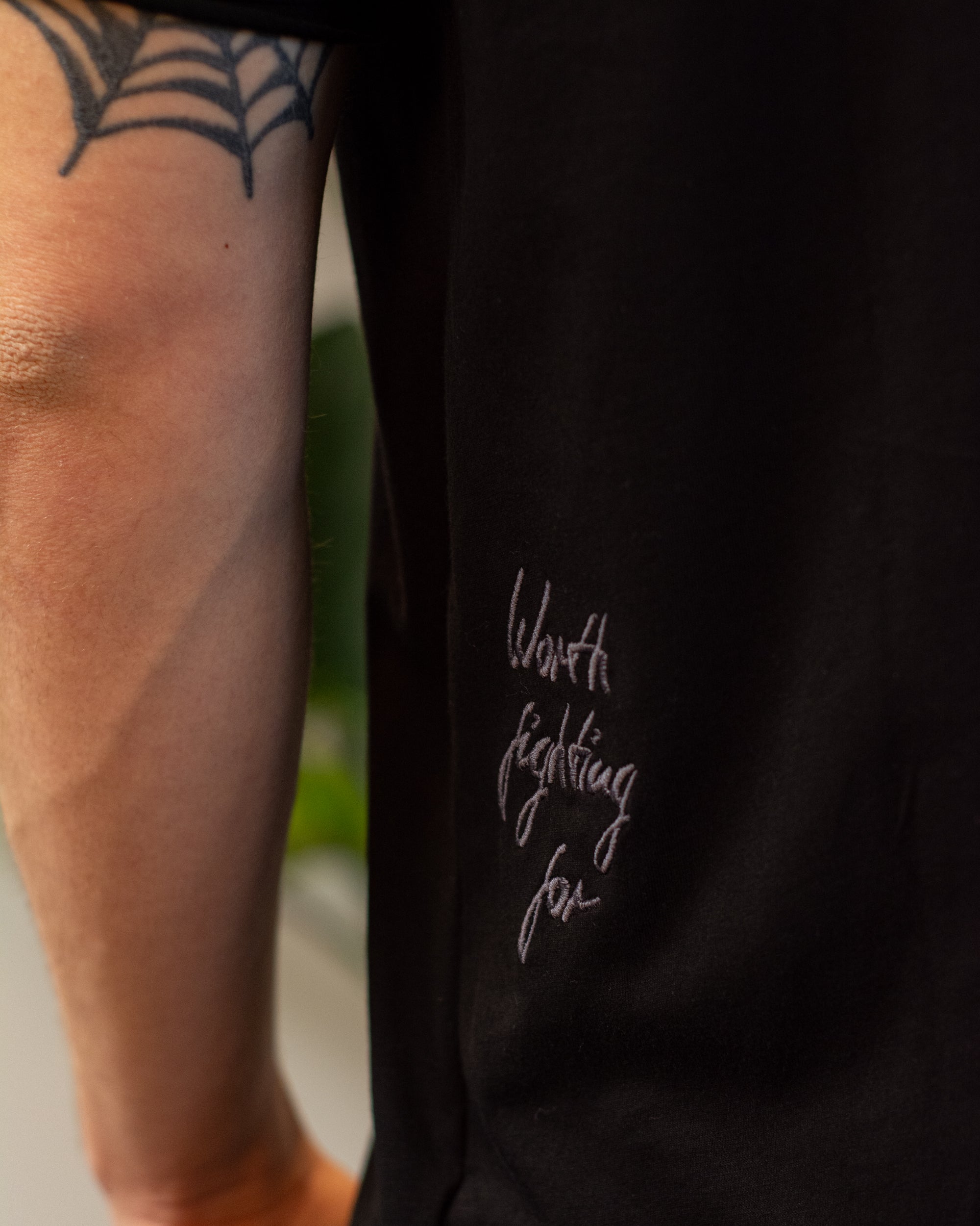 T-Shirt Men roundneck "Worth fighting for" black