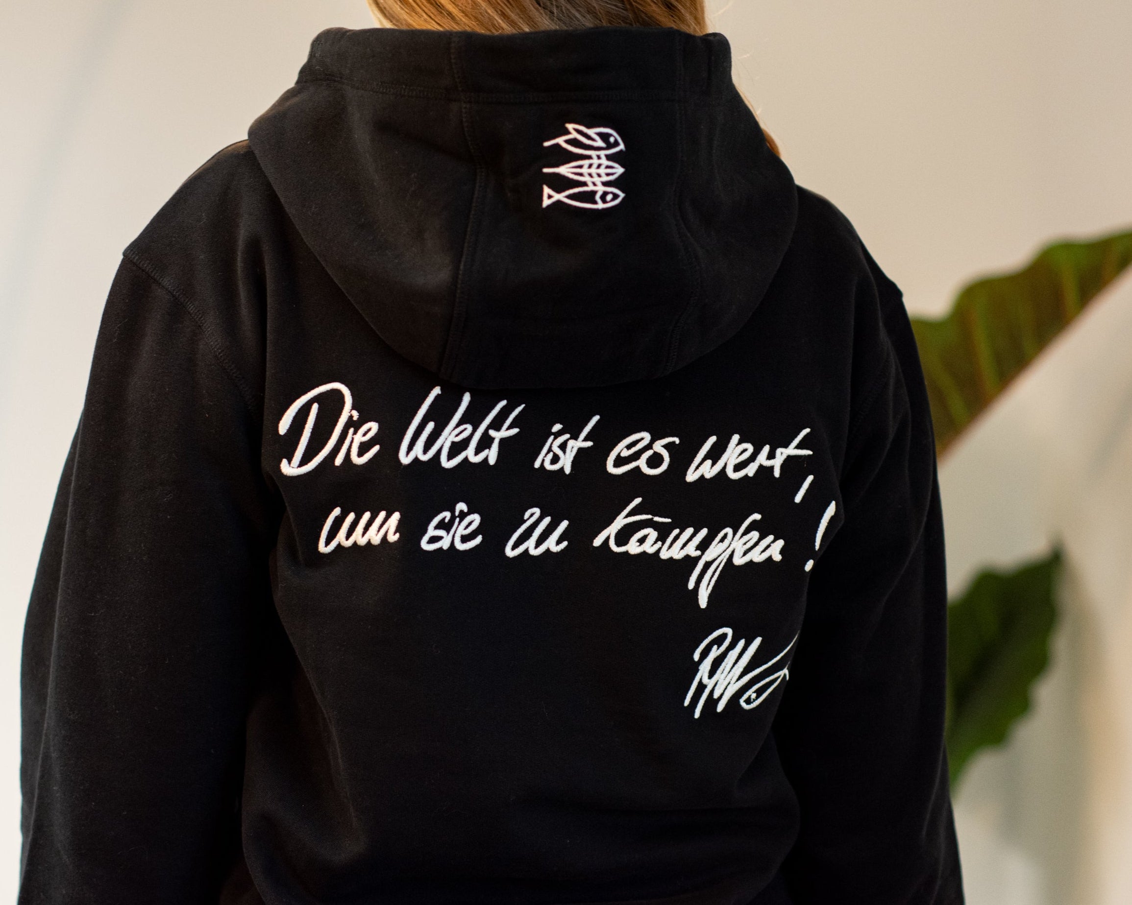 Hoodie Women "Die Welt ist es wert, um sie zu kämpfen!" black