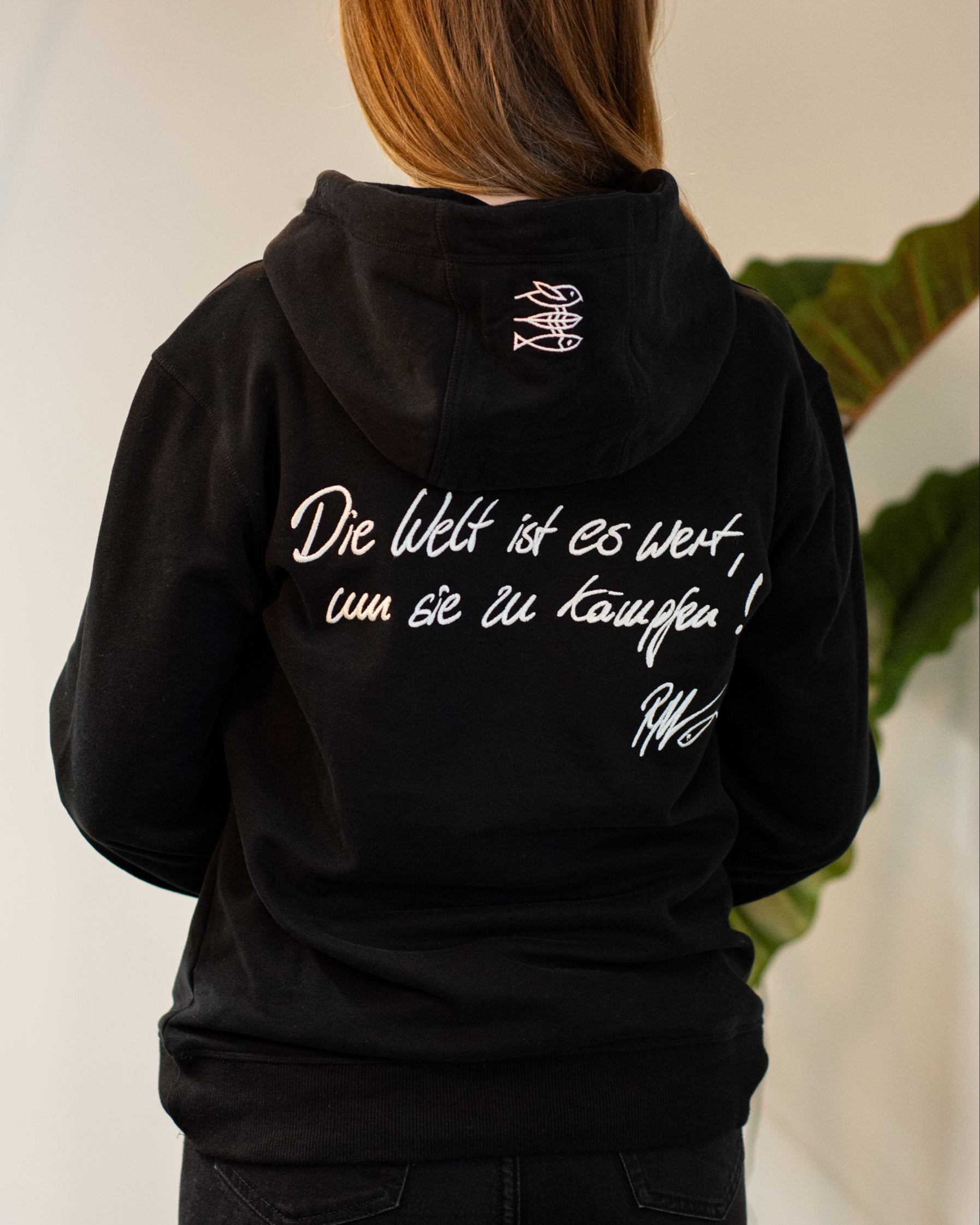 Hoodie Women "Die Welt ist es wert, um sie zu kämpfen!" black