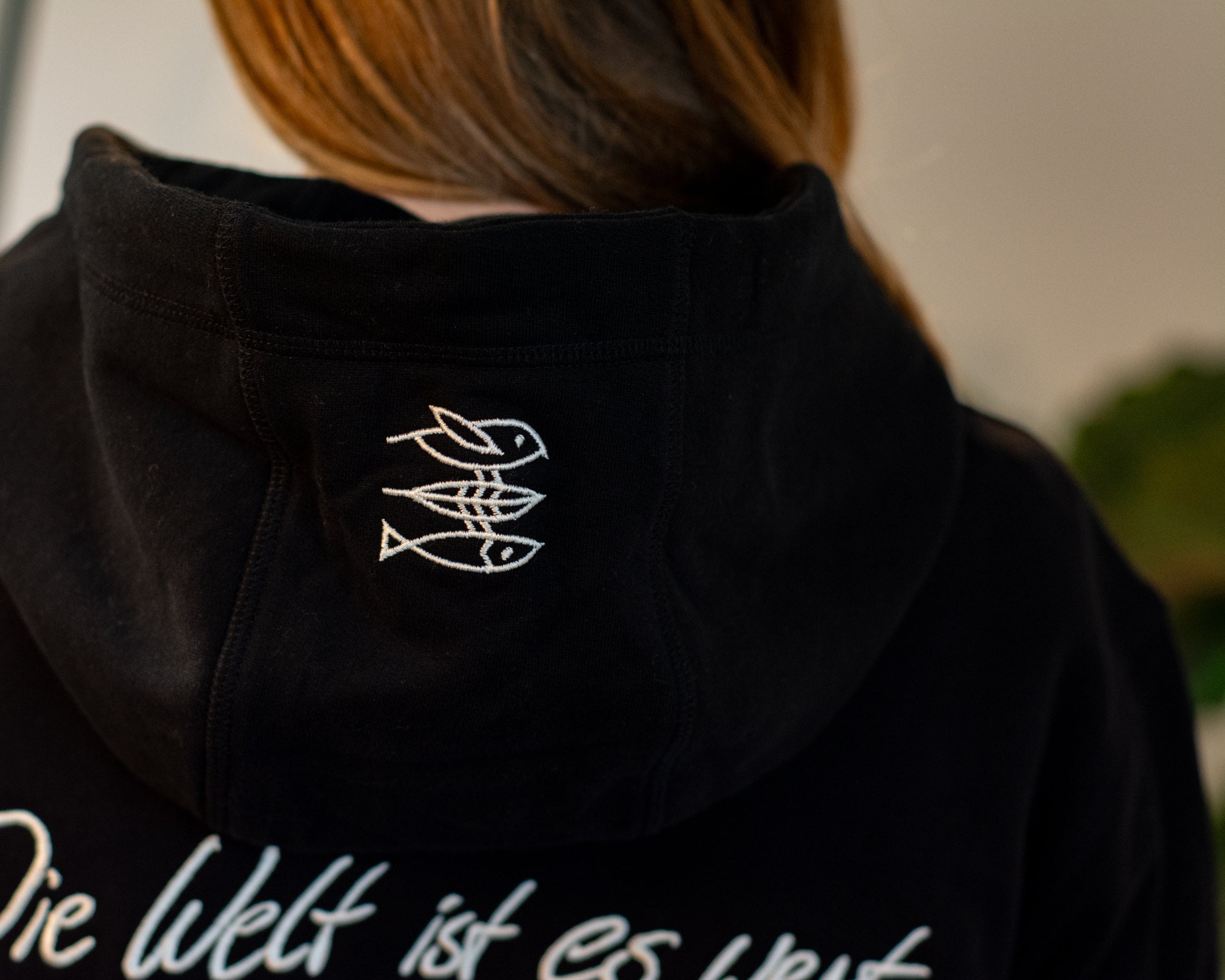 Hoodie Women "Die Welt ist es wert, um sie zu kämpfen!" black