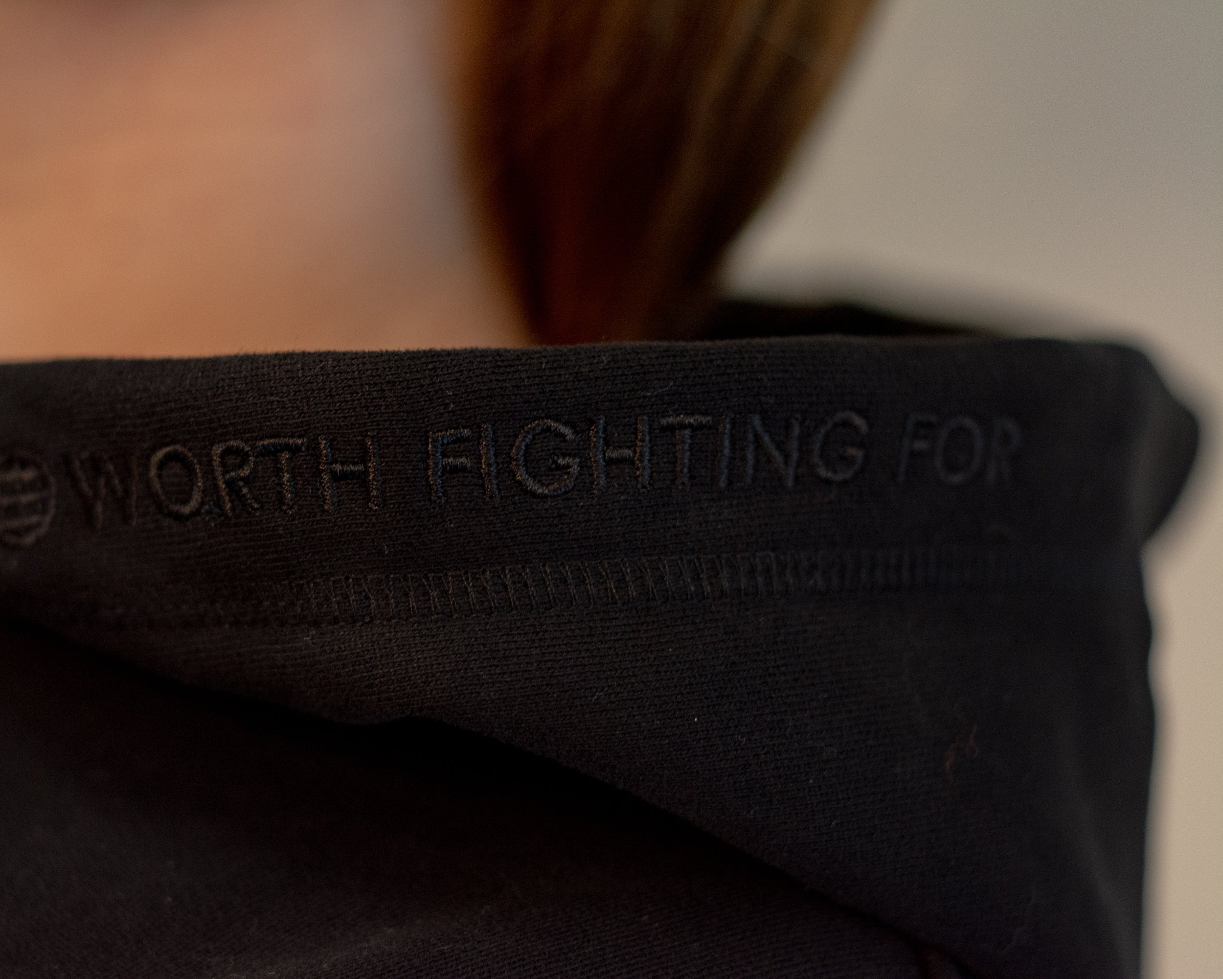 Hoodie Women "Die Welt ist es wert, um sie zu kämpfen!" black