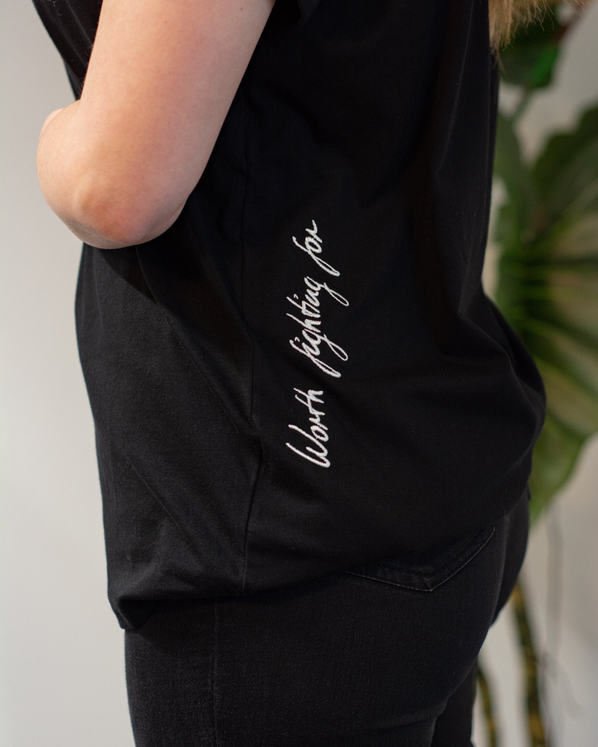 T-Shirt Women roundneck "Worth fighting for" black