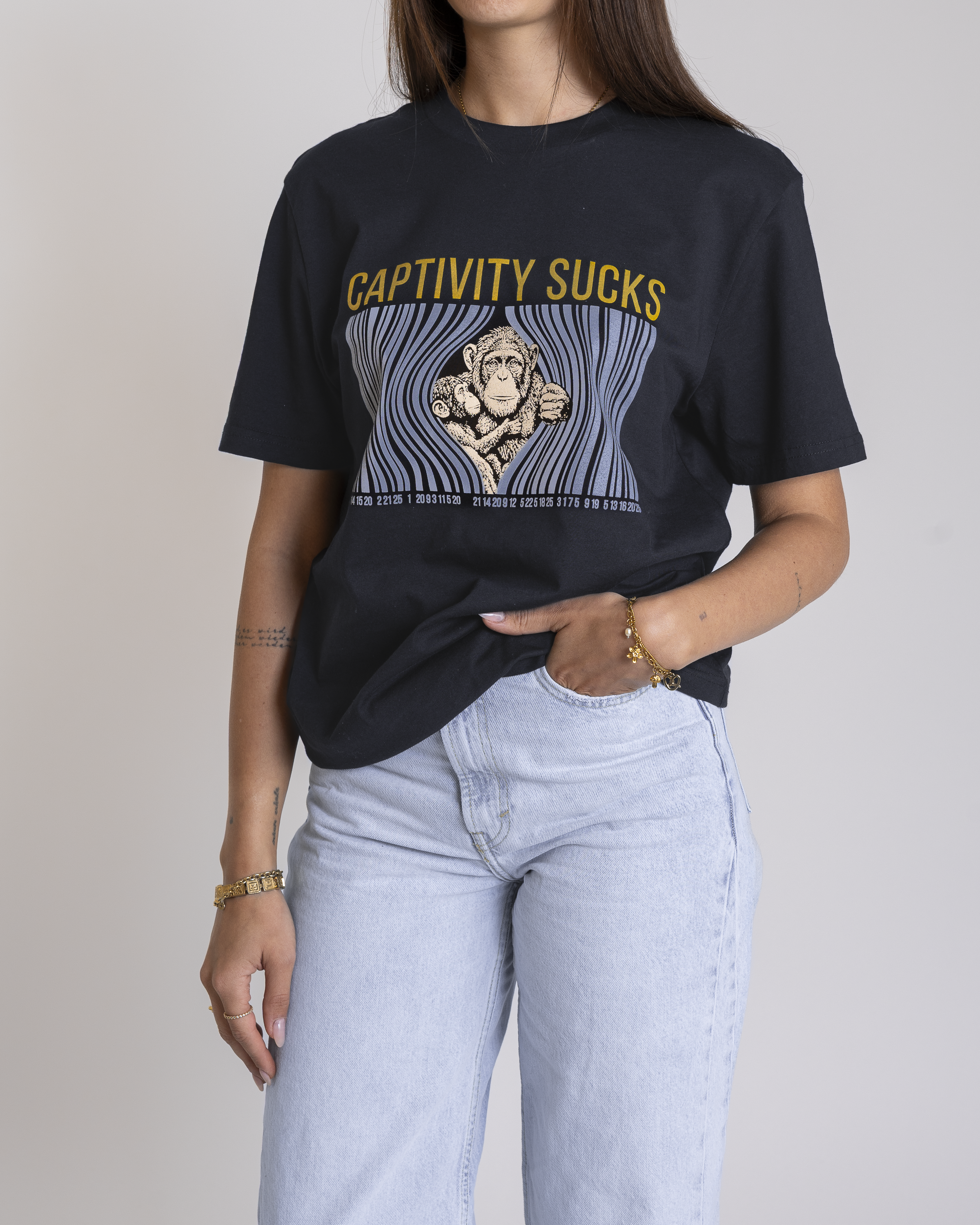 T-Shirt "Captivity sucks"