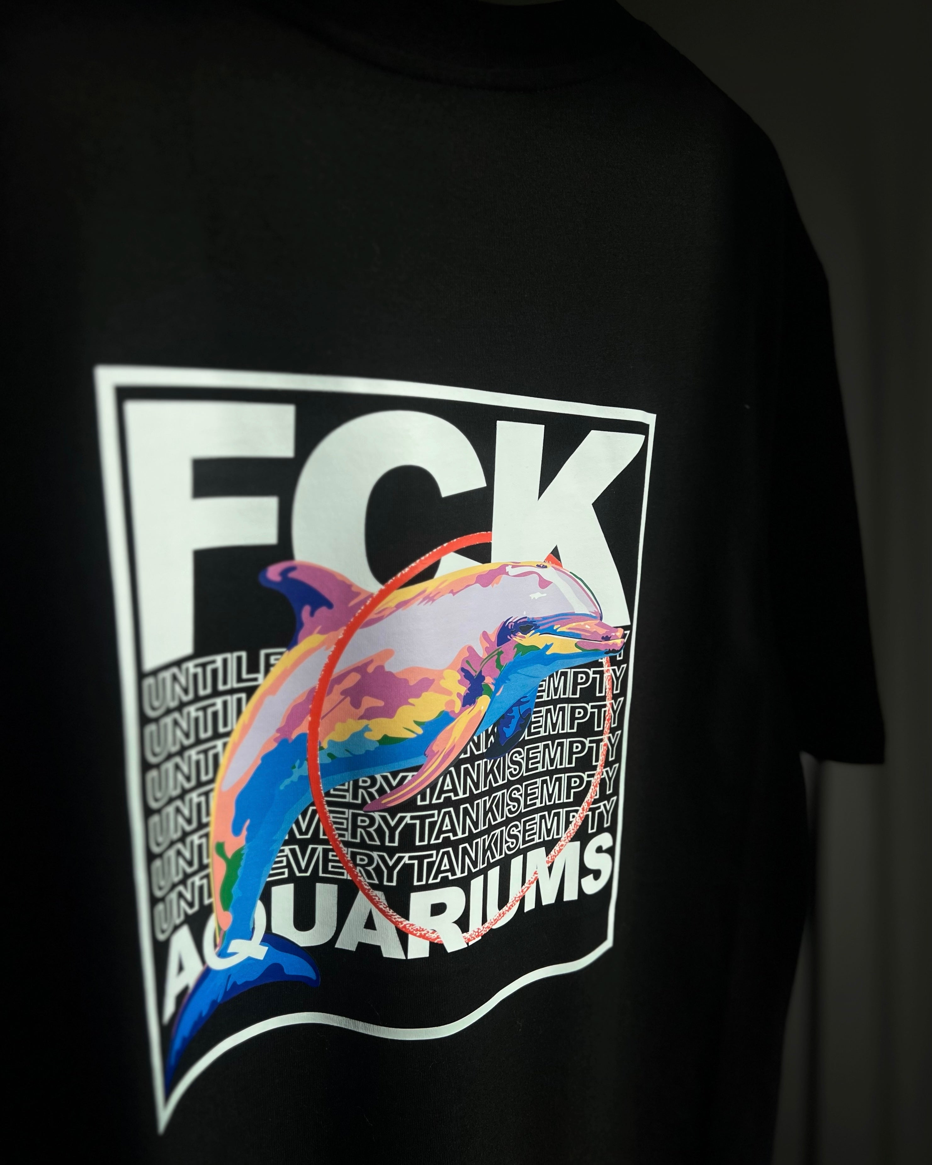 T-Shirt "FCK AQUARIUMs" Delphin